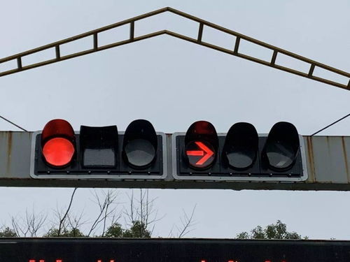 全红灯状态下右转的交通规则