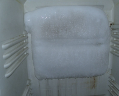 冰箱冷藏室结冰是什么原因造成的(冰箱冷藏室结冰是什么原因造成的海尔冰箱排水)